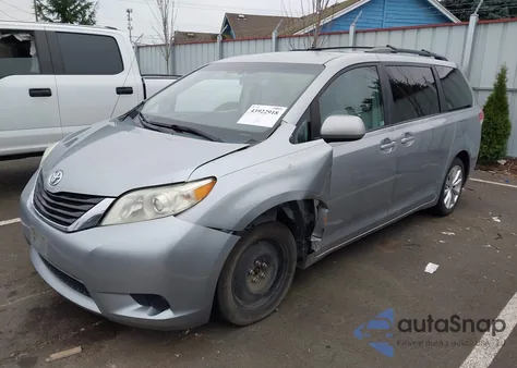 2011 Toyota Sienna Le V6 z USA, uszkodzony, nr VIN 5TDKK3DC4BS136270
